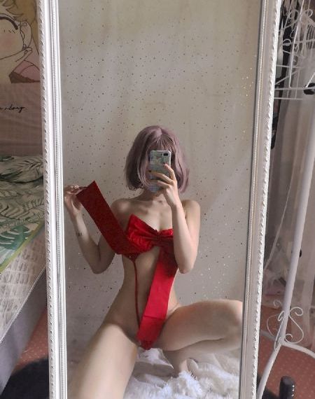 掀开奶罩边吃边摸娇喘小说